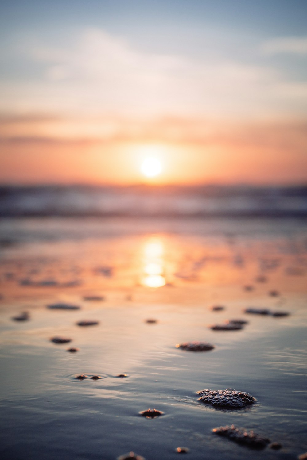Pôr do sol refletido no mar calmo